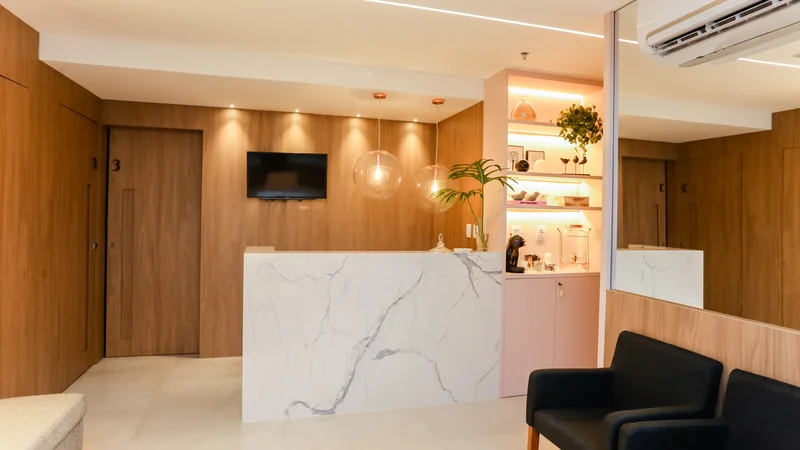 Sala de espera com logo Dermalergo Clinic na parede