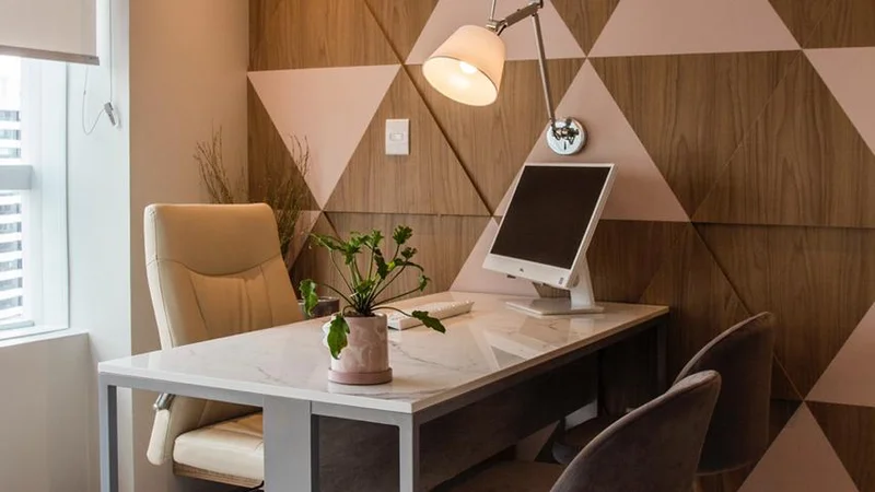 Mesa de atendimento com cadeira executiva e luminária