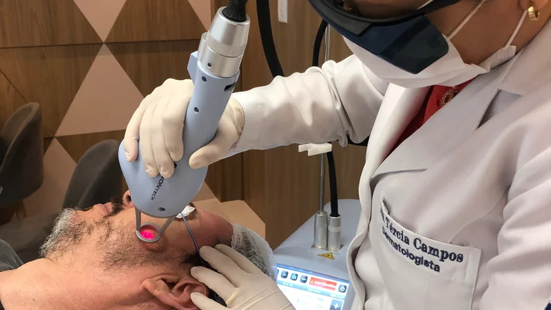 Dra. Tércia Campos realizando procedimento com tecnologia Lavieen